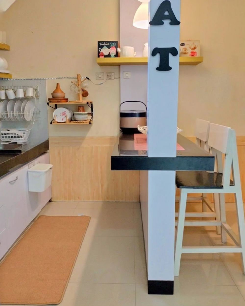 Desain dapur mungil kolong tangga ini unik, lengkap dengan mini bar multifungsi, intip 11 potretnya