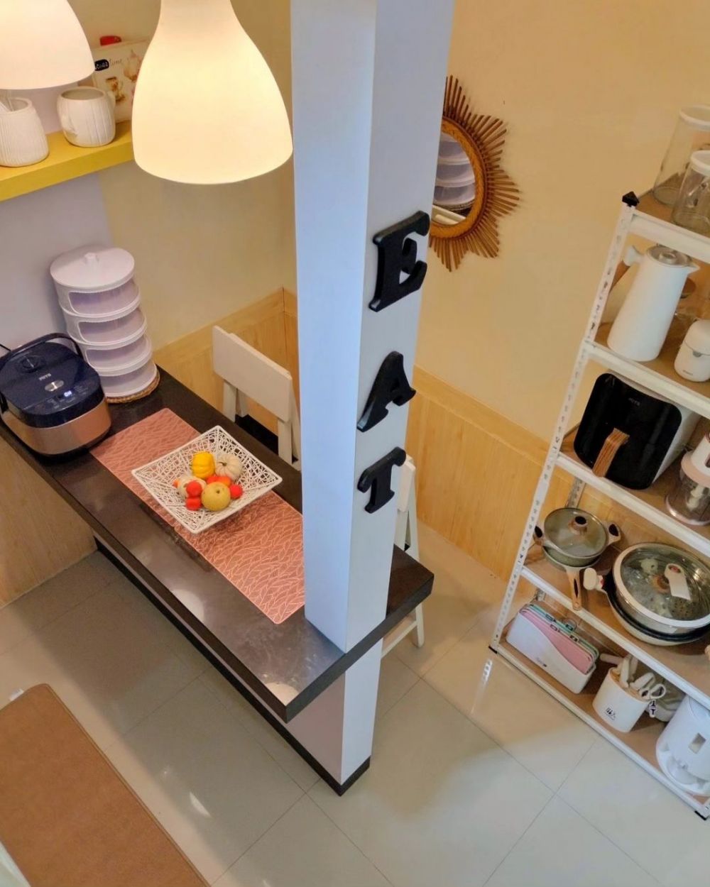 Desain dapur mungil kolong tangga ini unik, lengkap dengan mini bar multifungsi, intip 11 potretnya