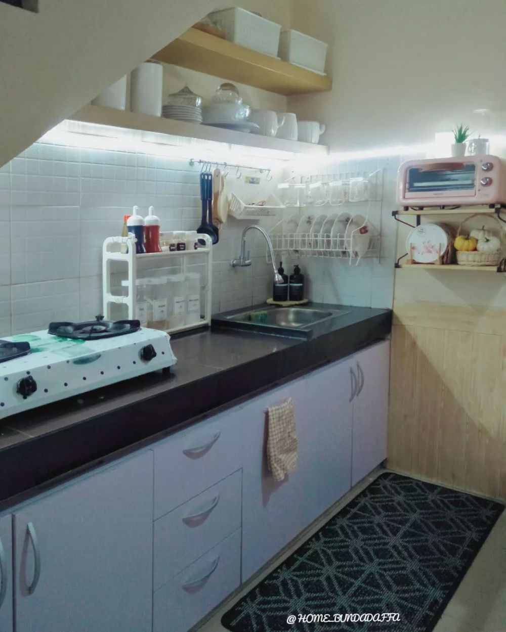 Desain dapur mungil kolong tangga ini unik, lengkap dengan mini bar multifungsi, intip 11 potretnya