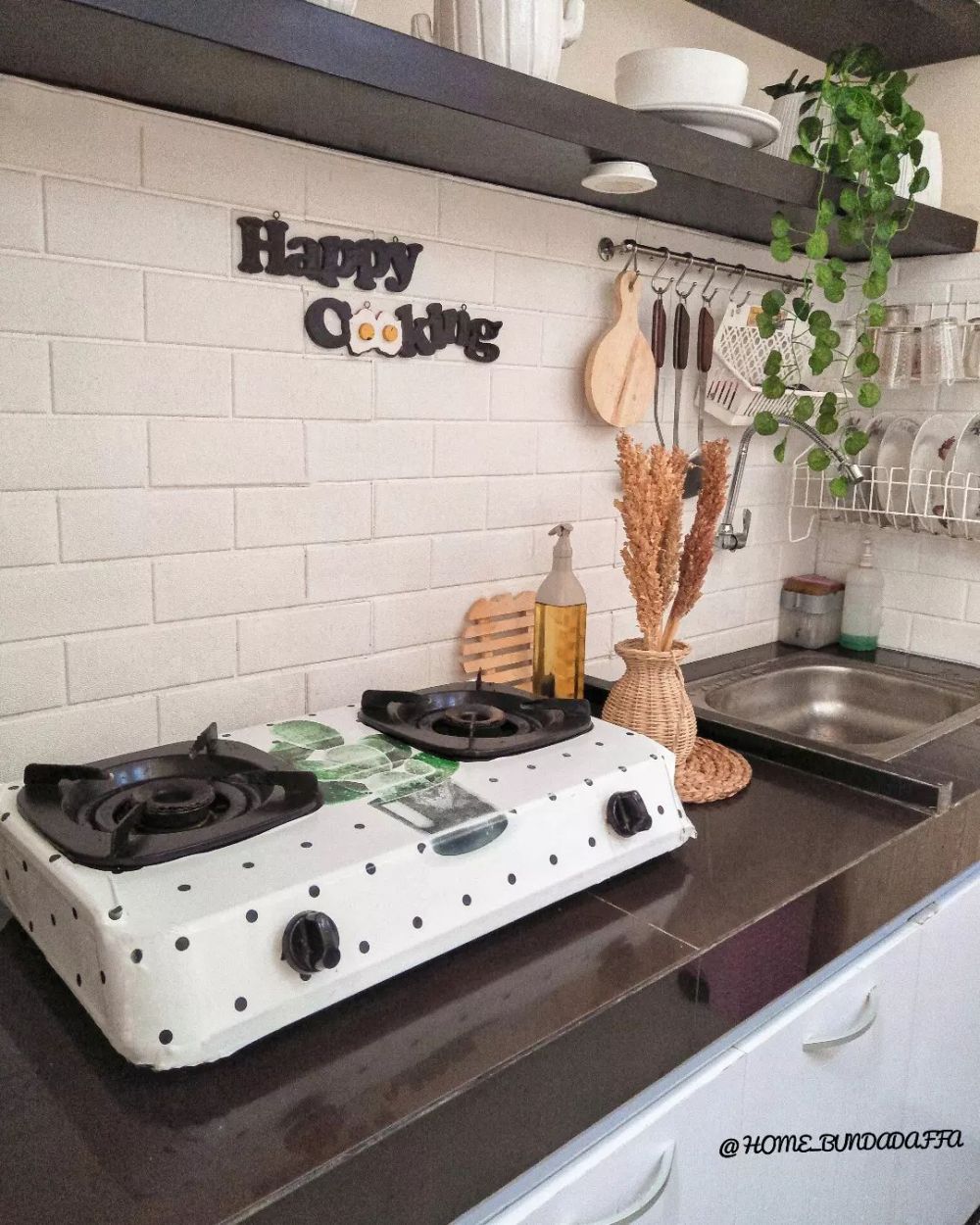 Desain dapur mungil kolong tangga ini unik, lengkap dengan mini bar multifungsi, intip 11 potretnya