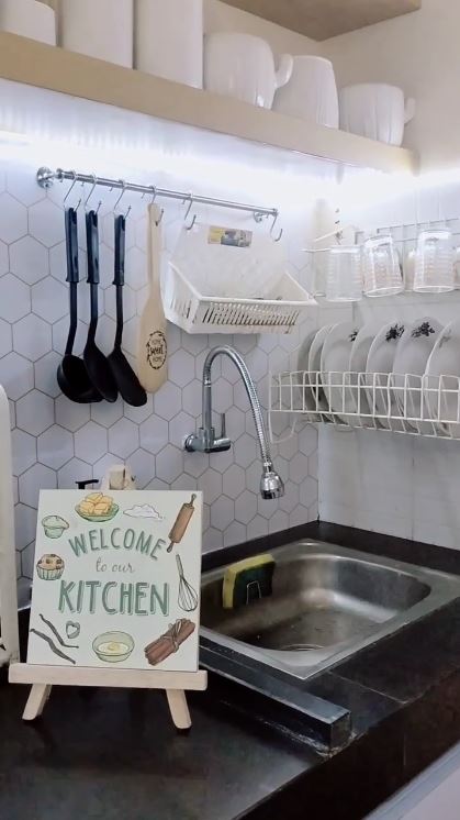 Desain dapur mungil kolong tangga ini unik, lengkap dengan mini bar multifungsi, intip 11 potretnya