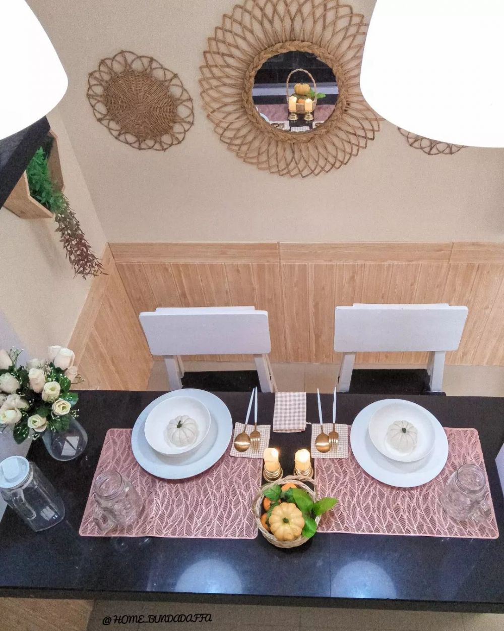 Desain dapur mungil kolong tangga ini unik, lengkap dengan mini bar multifungsi, intip 11 potretnya