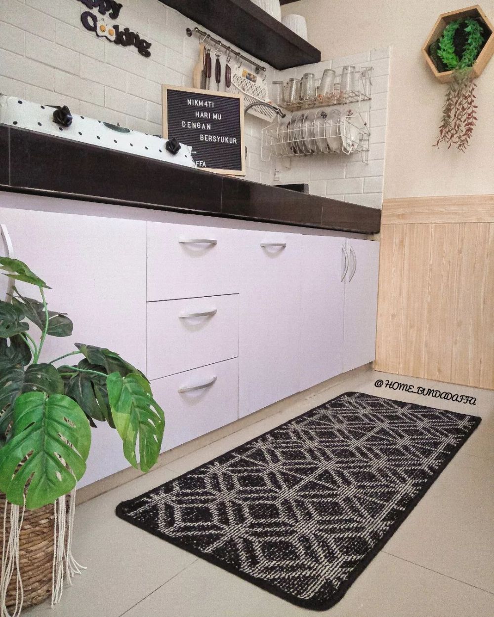 Desain dapur mungil kolong tangga ini unik, lengkap dengan mini bar multifungsi, intip 11 potretnya