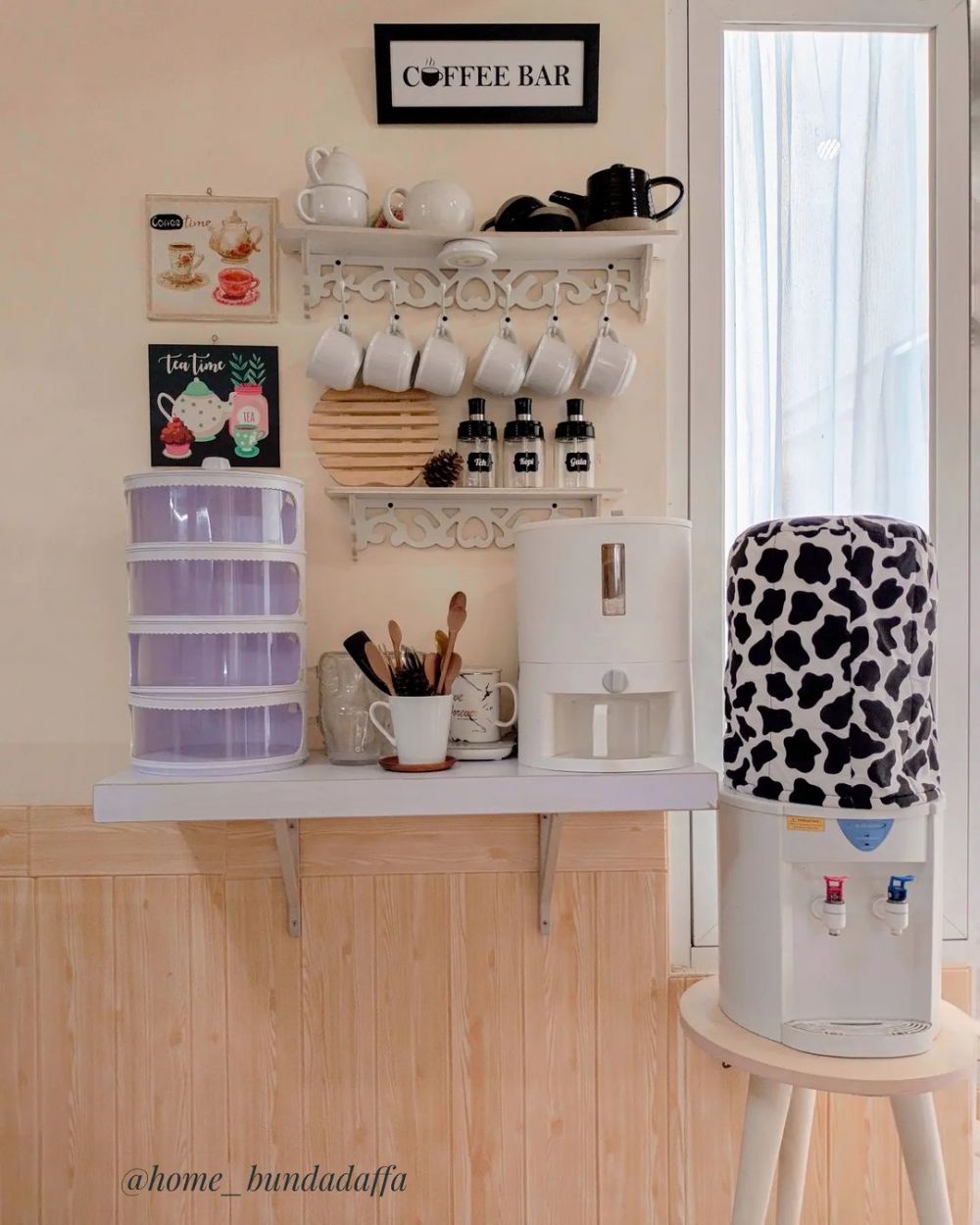 Desain dapur mungil kolong tangga ini unik, lengkap dengan mini bar multifungsi, intip 11 potretnya