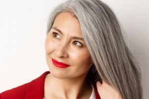 Nggak perlu semir dan henna, ini trik menghitamkan kembali rambut beruban pakai 2 bahan dapur