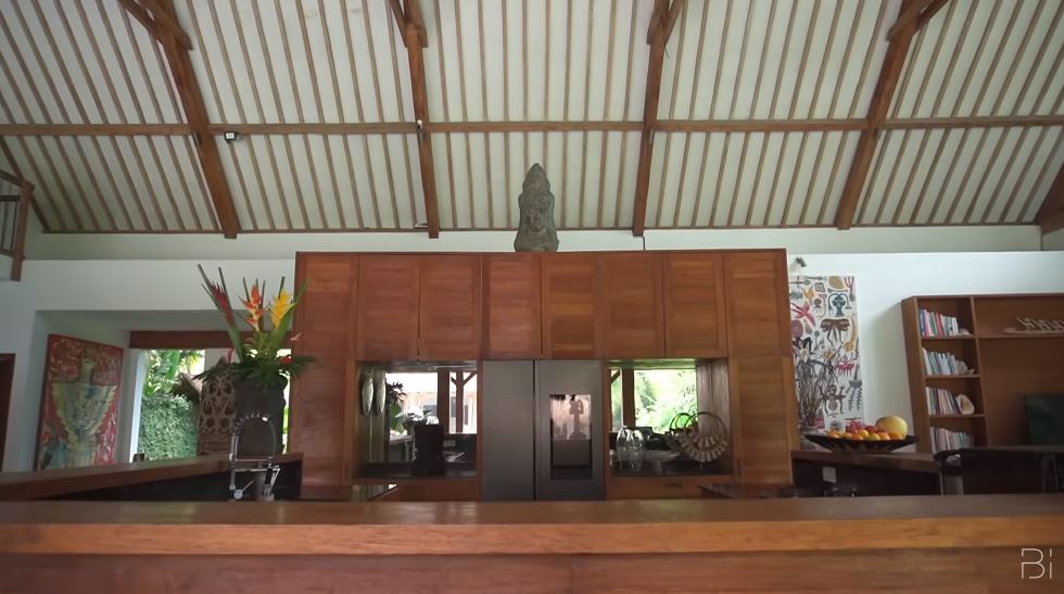 Indah Kalalo punya rumah bak resort di Bali, intip 9 potret dapur kayunya yang mirip bar