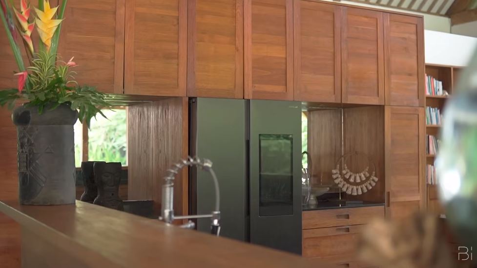 Indah Kalalo punya rumah bak resort di Bali, intip 9 potret dapur kayunya yang mirip bar
