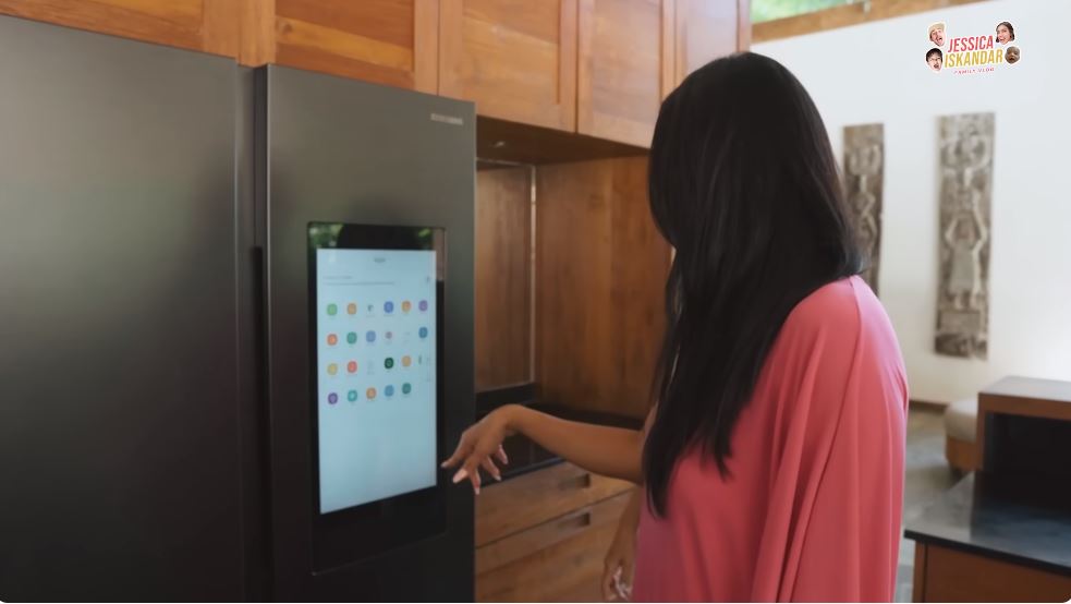 Indah Kalalo punya rumah bak resort di Bali, intip 9 potret dapur kayunya yang mirip bar