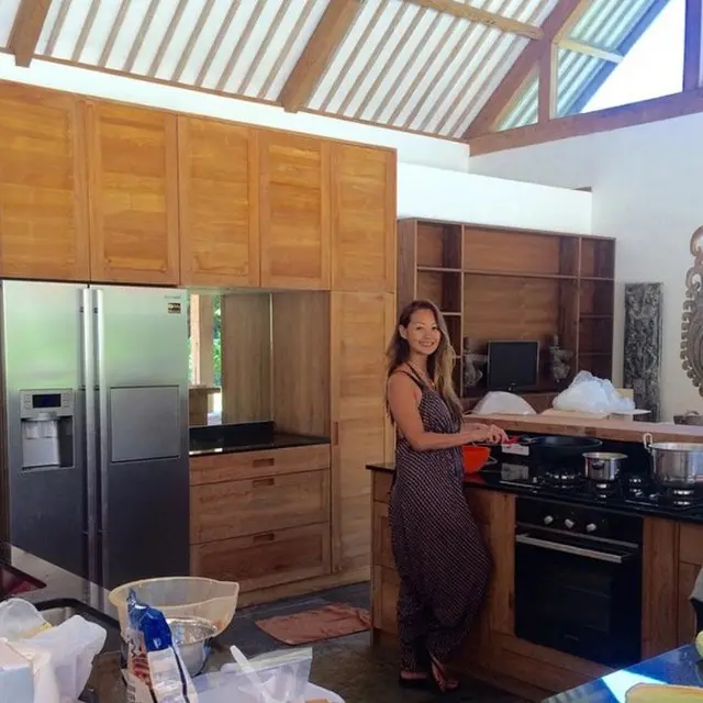 Indah Kalalo punya rumah bak resort di Bali, intip 9 potret dapur kayunya yang mirip bar