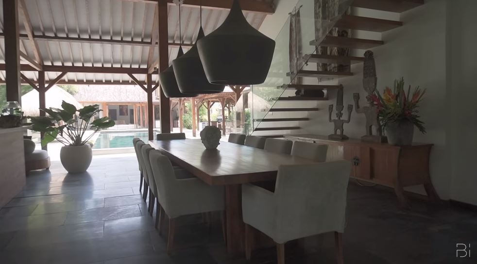 Indah Kalalo punya rumah bak resort di Bali, intip 9 potret dapur kayunya yang mirip bar