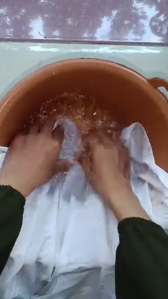 Cuma butuh 10 menit, cara ampuh hilangkan noda saus di baju putih ini efektif tanpa tinggalkan bekas