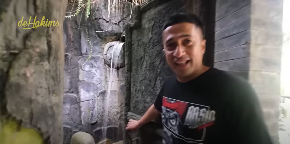 Serasa tinggal di hutan era zaman batu ada pohon usia 15 juta tahun, 11 potret kamar mandi Haji Asari