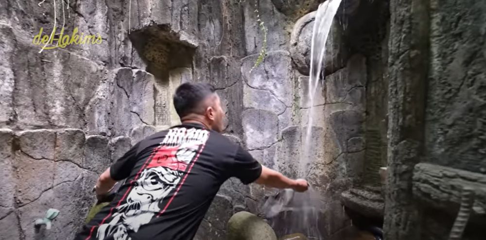 Serasa tinggal di hutan era zaman batu ada pohon usia 15 juta tahun, 11 potret kamar mandi Haji Asari