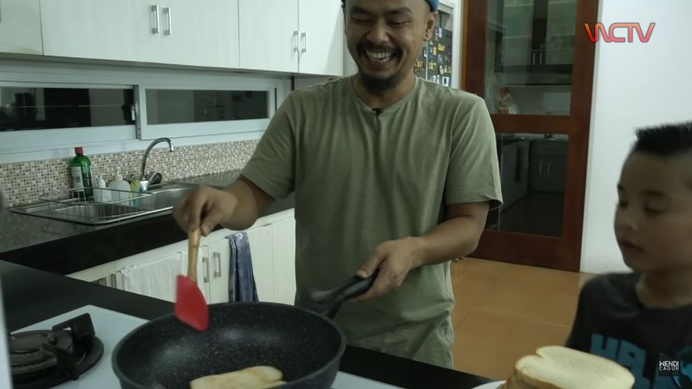 Rumah Wendi Cagur nyentrik penuh koleksi sepeda tapi dapurnya simpel, intip 9 potret ruang masaknya