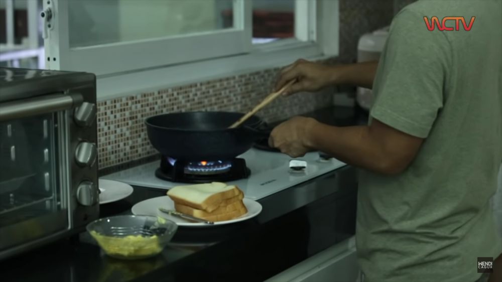 Rumah Wendi Cagur nyentrik penuh koleksi sepeda tapi dapurnya simpel, intip 9 potret ruang masaknya