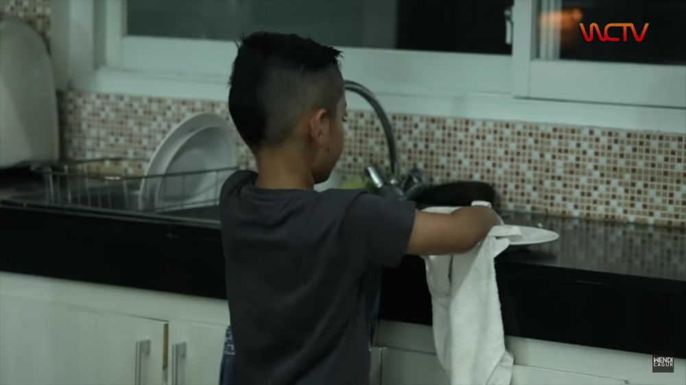 Rumah Wendi Cagur nyentrik penuh koleksi sepeda tapi dapurnya simpel, intip 9 potret ruang masaknya