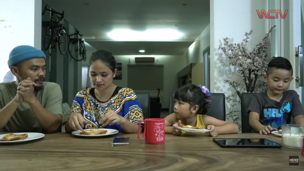 Rumah Wendi Cagur nyentrik penuh koleksi sepeda tapi dapurnya simpel, intip 9 potret ruang masaknya
