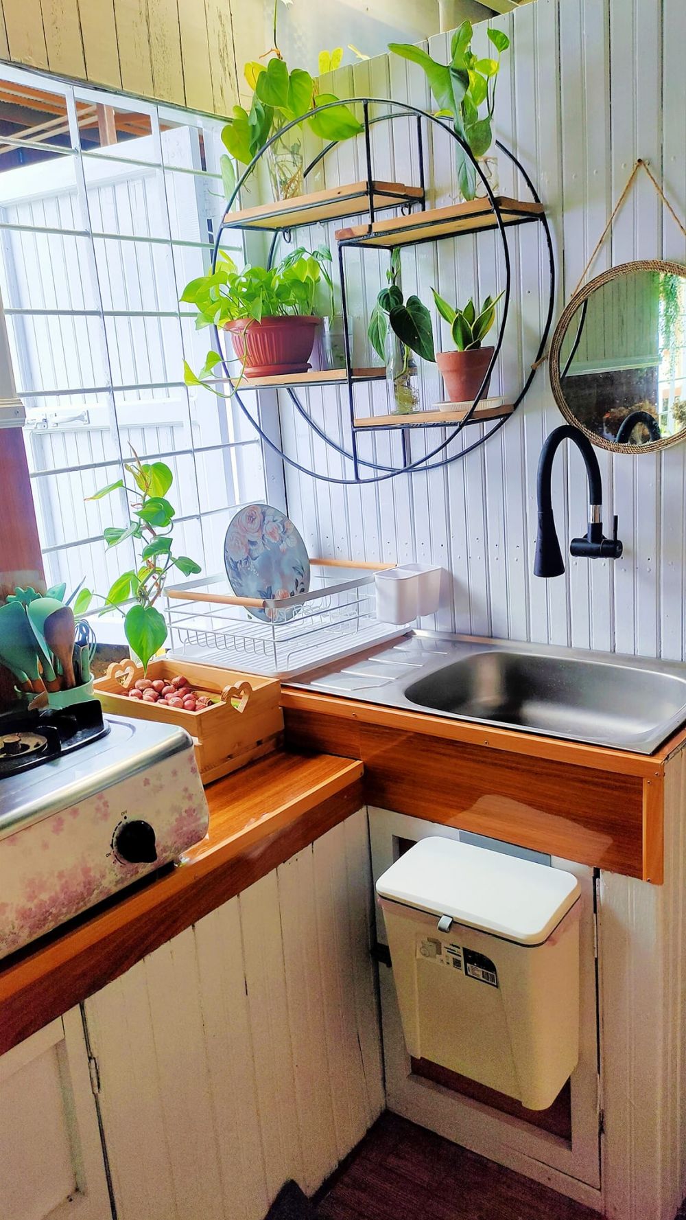 9 Potret dapur kayu-seng bergaya klasik ini desainnya kece abis, definisi mewah tak harus mahal
