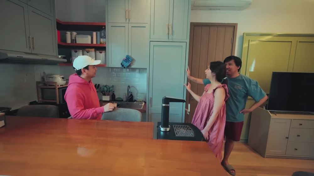Pintar memanfaatkan ruang sempit, intip 10 potret dapur mungil Joshua Suherman dan Clairine Clay