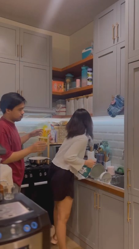 Pintar memanfaatkan ruang sempit, intip 10 potret dapur mungil Joshua Suherman dan Clairine Clay