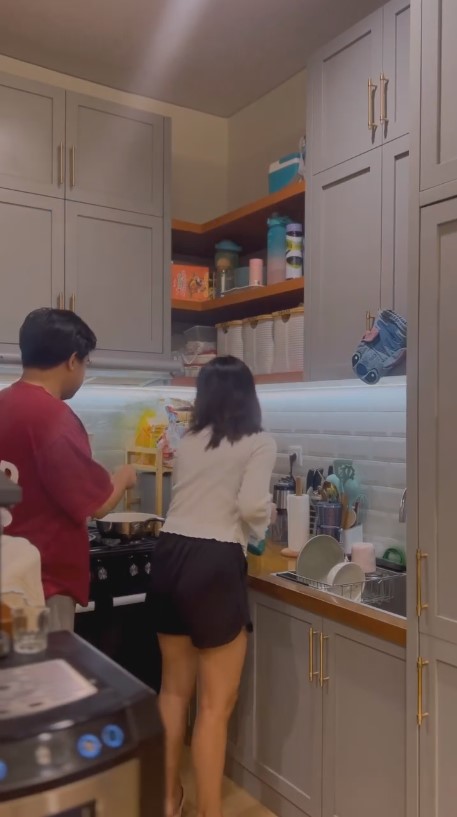 Pintar memanfaatkan ruang sempit, intip 10 potret dapur mungil Joshua Suherman dan Clairine Clay