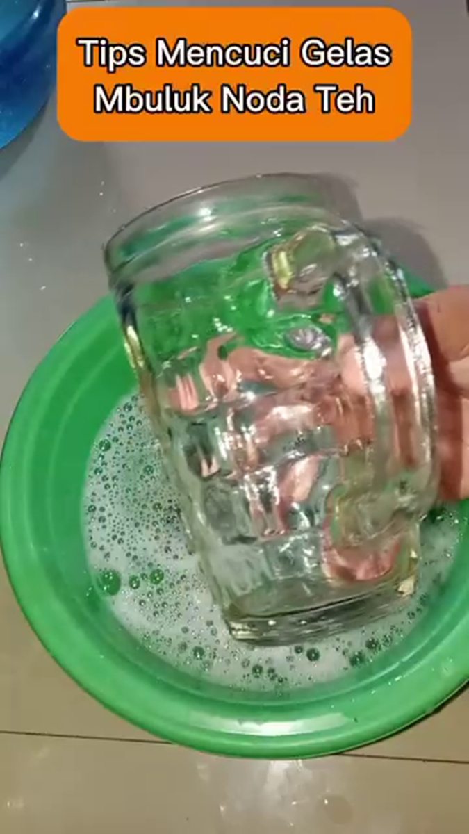 Tak perlu direndam air panas dan sitrun, ini cara cuci gelas buluk penuh kerak teh agar bening kembali