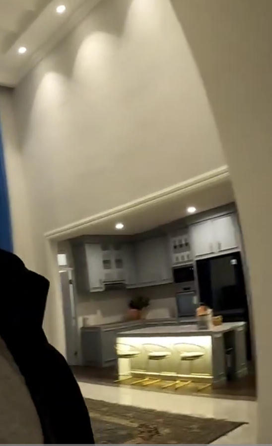 Artis cilik teman Agnez Mo ini sukses bangun rumah mewah gaya American Style, intip 9 potret dapurnya