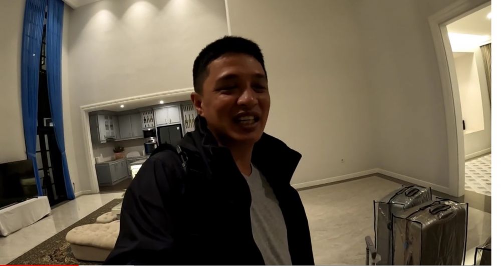 Artis cilik teman Agnez Mo ini sukses bangun rumah mewah gaya American Style, intip 9 potret dapurnya