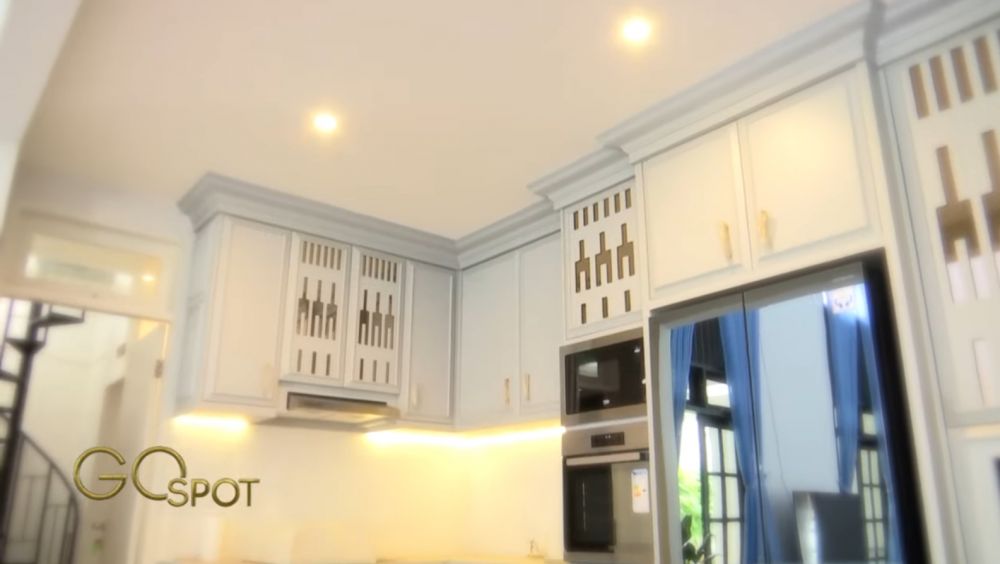 Artis cilik teman Agnez Mo ini sukses bangun rumah mewah gaya American Style, intip 9 potret dapurnya