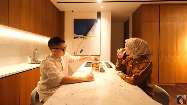 Desain cooker hood-nya bikin mama muda mupeng, ini 9 potret dapur Citra Kirana di rumah bergaya tropis