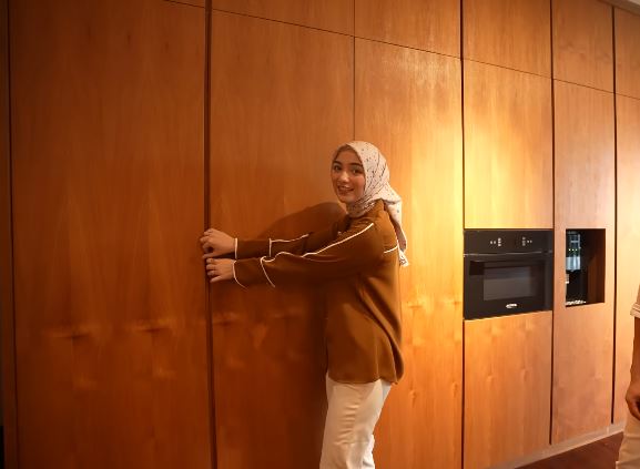 Desain cooker hood-nya bikin mama muda mupeng, ini 9 potret dapur Citra Kirana di rumah bergaya tropis