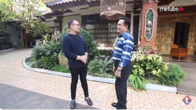 Banyak pajangan patung, intip 9 potret rumah Yusril Ihza Mahendra, unik bak kastil China