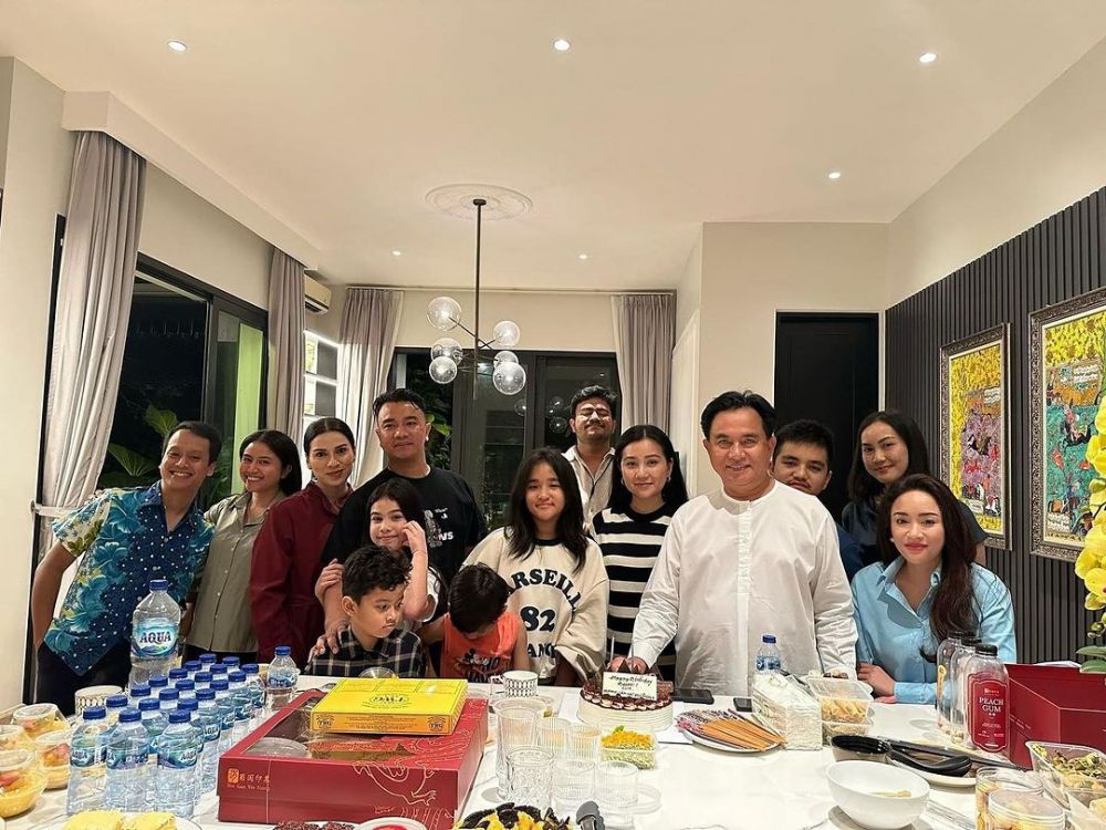 Banyak pajangan patung, intip 9 potret rumah Yusril Ihza Mahendra, unik bak kastil China