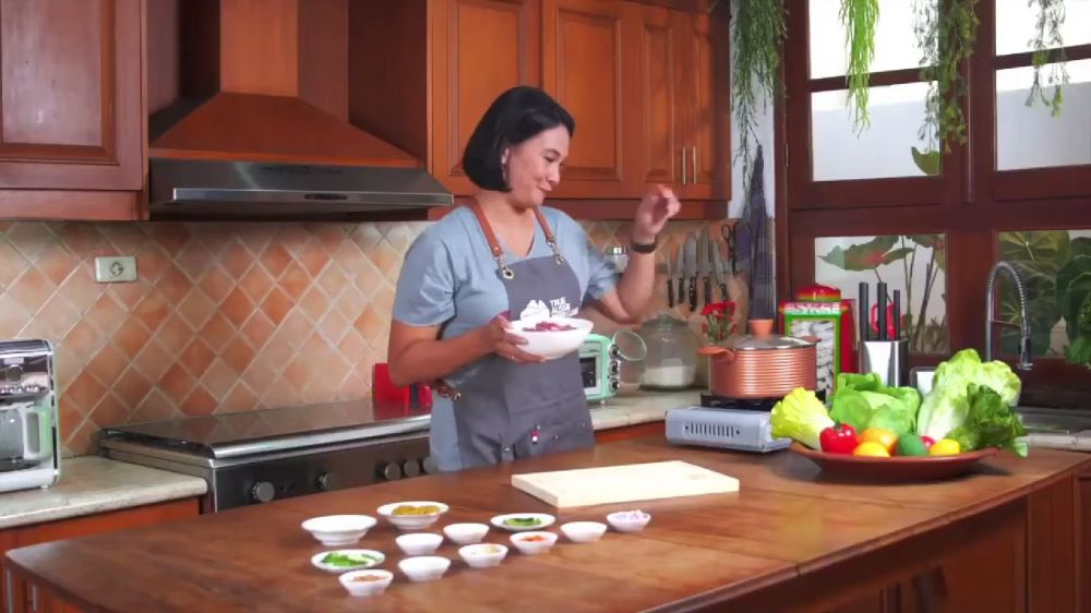 Rumahnya didominasi dekorasi kayu, intip 9 potret dapur ikonik Anjasmara yang bernuansa alam