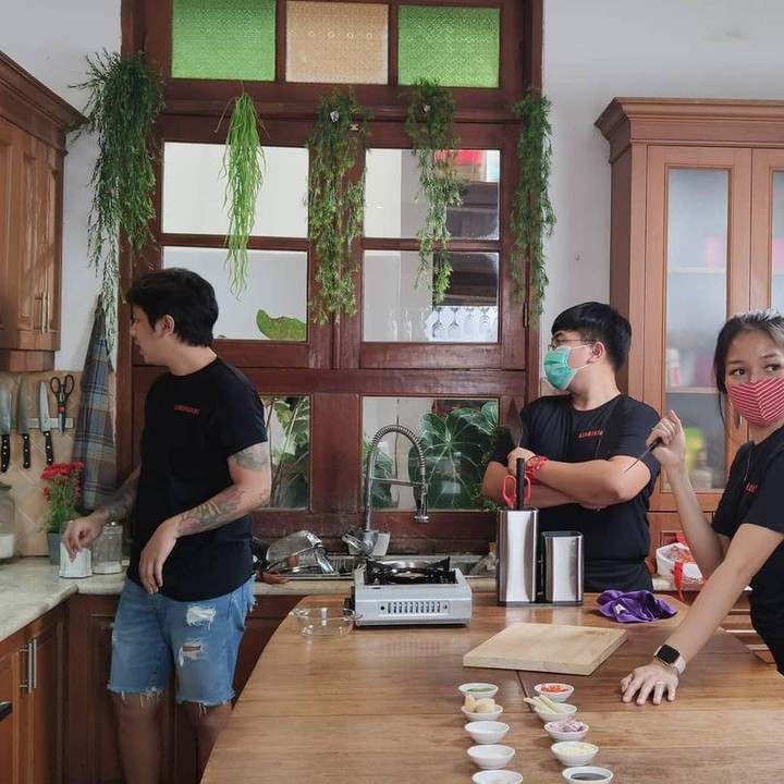 Rumahnya didominasi dekorasi kayu, intip 9 potret dapur ikonik Anjasmara yang bernuansa alam