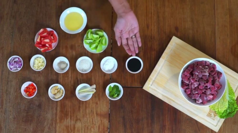 Rumahnya didominasi dekorasi kayu, intip 9 potret dapur ikonik Anjasmara yang bernuansa alam