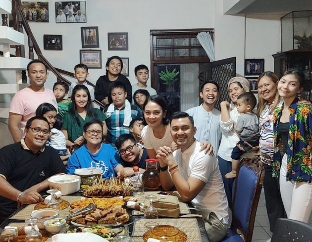 Rumahnya didominasi dekorasi kayu, intip 9 potret dapur ikonik Anjasmara yang bernuansa alam