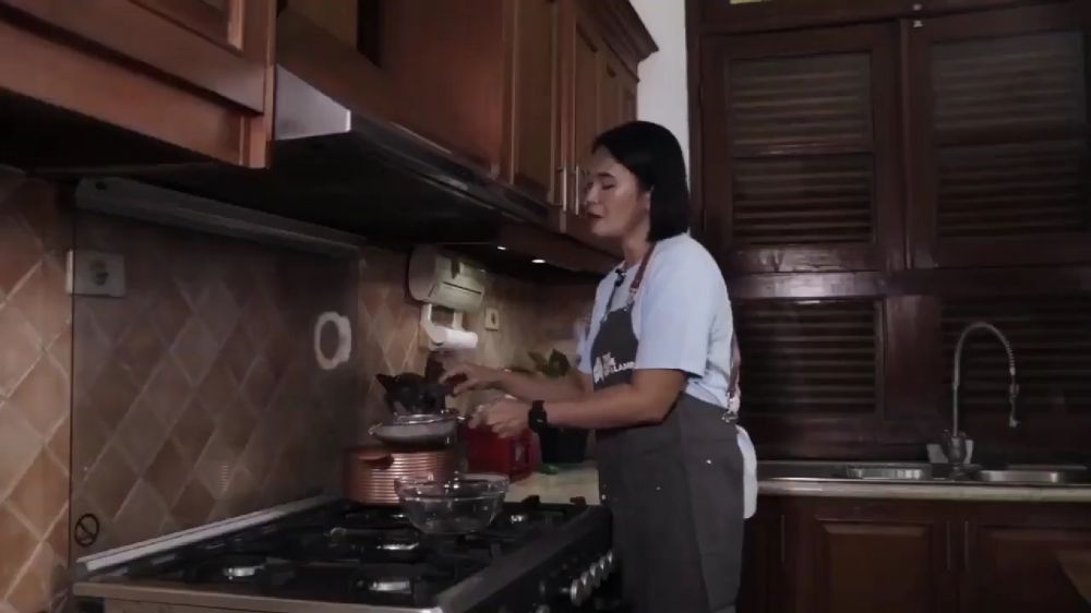 Rumahnya didominasi dekorasi kayu, intip 9 potret dapur ikonik Anjasmara yang bernuansa alam