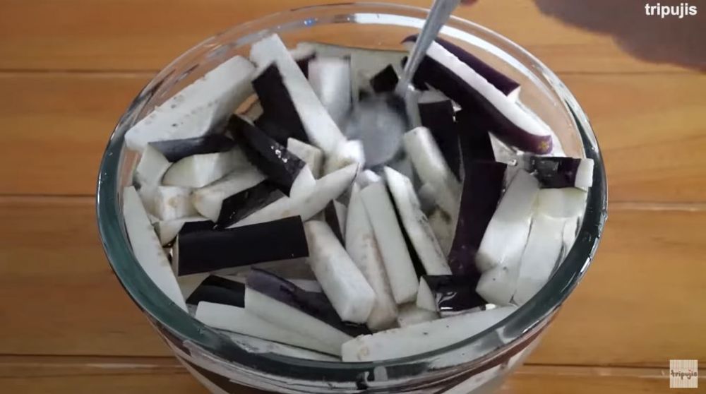 Trik masak tumis terong agar tetap segar dan warnanya ungu cerah, tak perlu digoreng atau direbus dulu