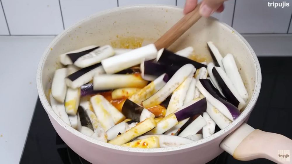 Trik masak tumis terong agar tetap segar dan warnanya ungu cerah, tak perlu digoreng atau direbus dulu