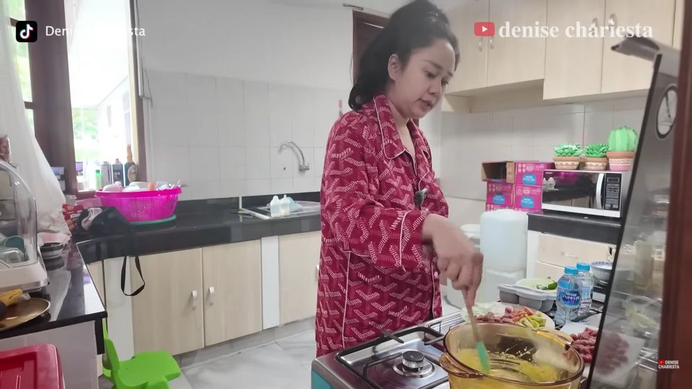 Dulu ngontrak kini punya rumah mewah untuk anaknya, intip 7 potret dapur Denise Chariesta