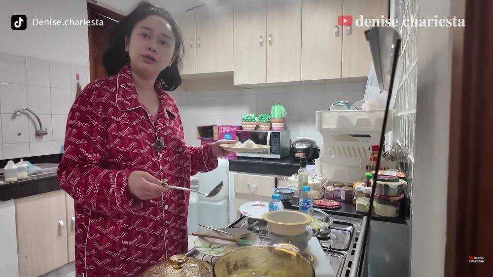 Dulu ngontrak kini punya rumah mewah untuk anaknya, intip 7 potret dapur Denise Chariesta