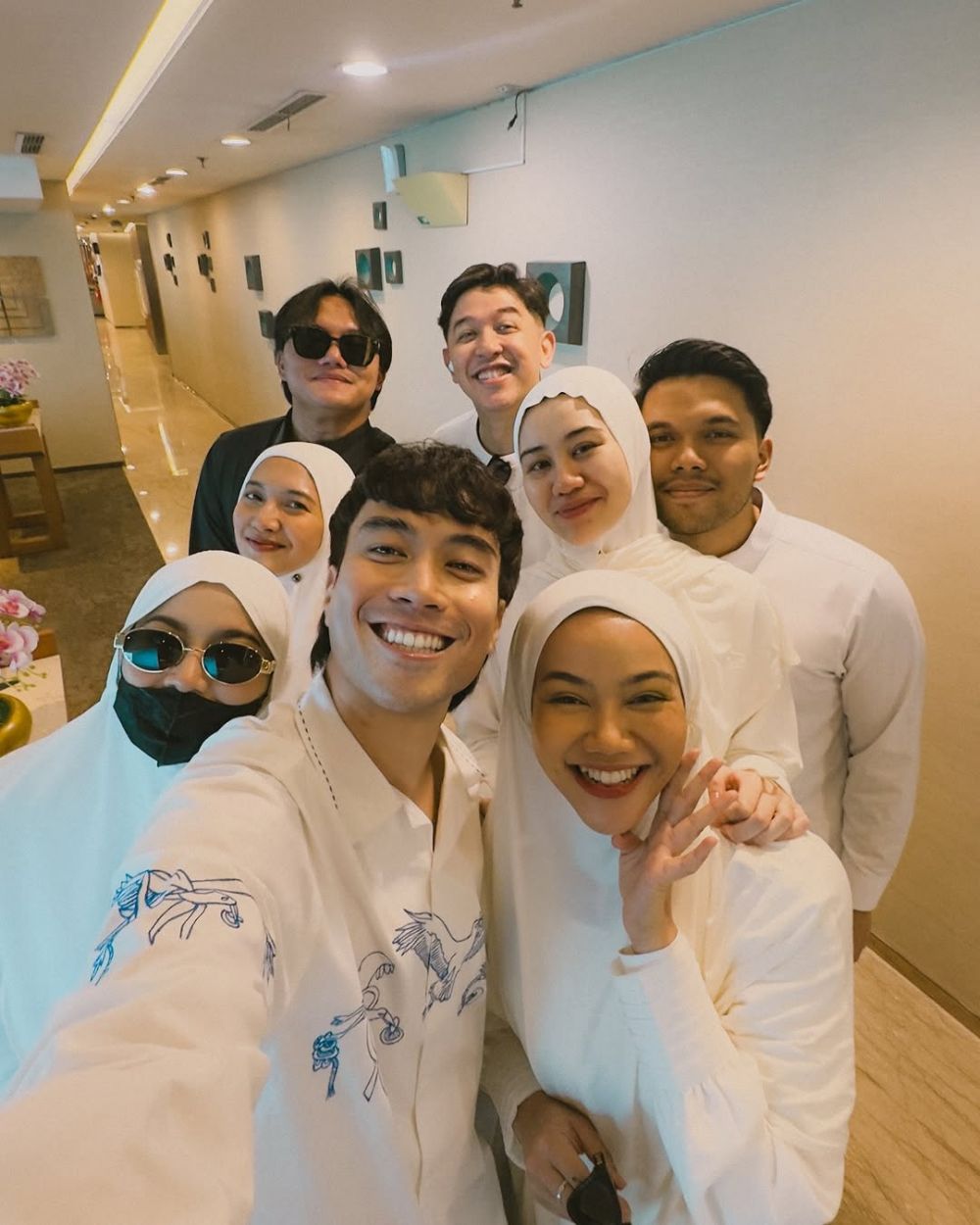 Berangkat umrah perdana usai mualaf, 7 momen Mahalini jalani ibadah saat kehamilan 7 bulan