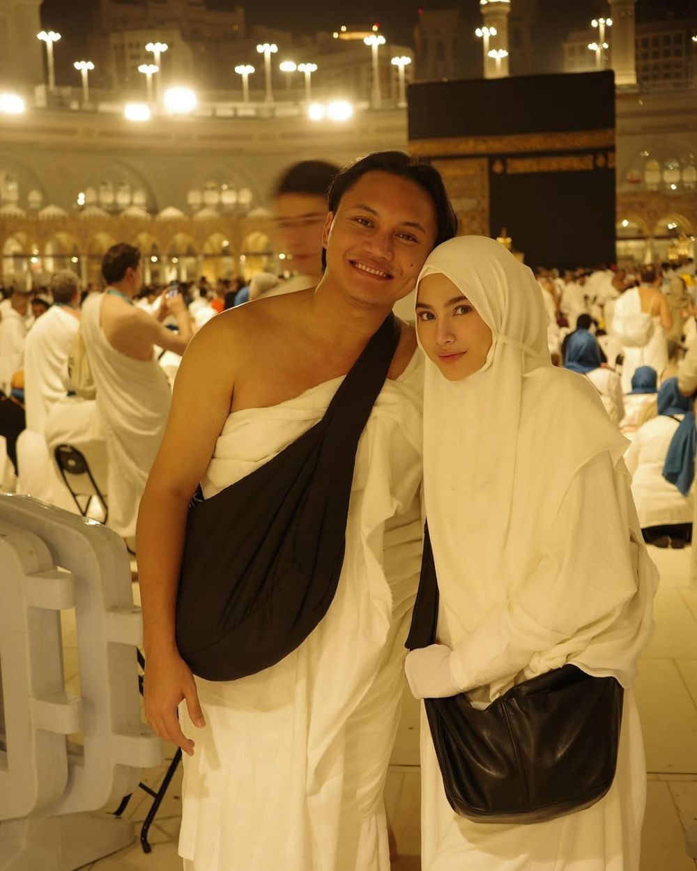 Berangkat umrah perdana usai mualaf, 7 momen Mahalini jalani ibadah saat kehamilan 7 bulan