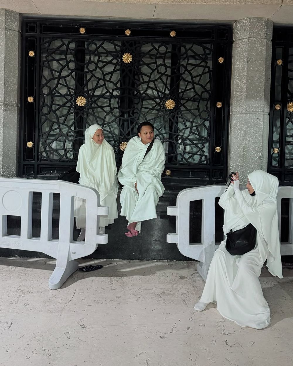 Berangkat umrah perdana usai mualaf, 7 momen Mahalini jalani ibadah saat kehamilan 7 bulan