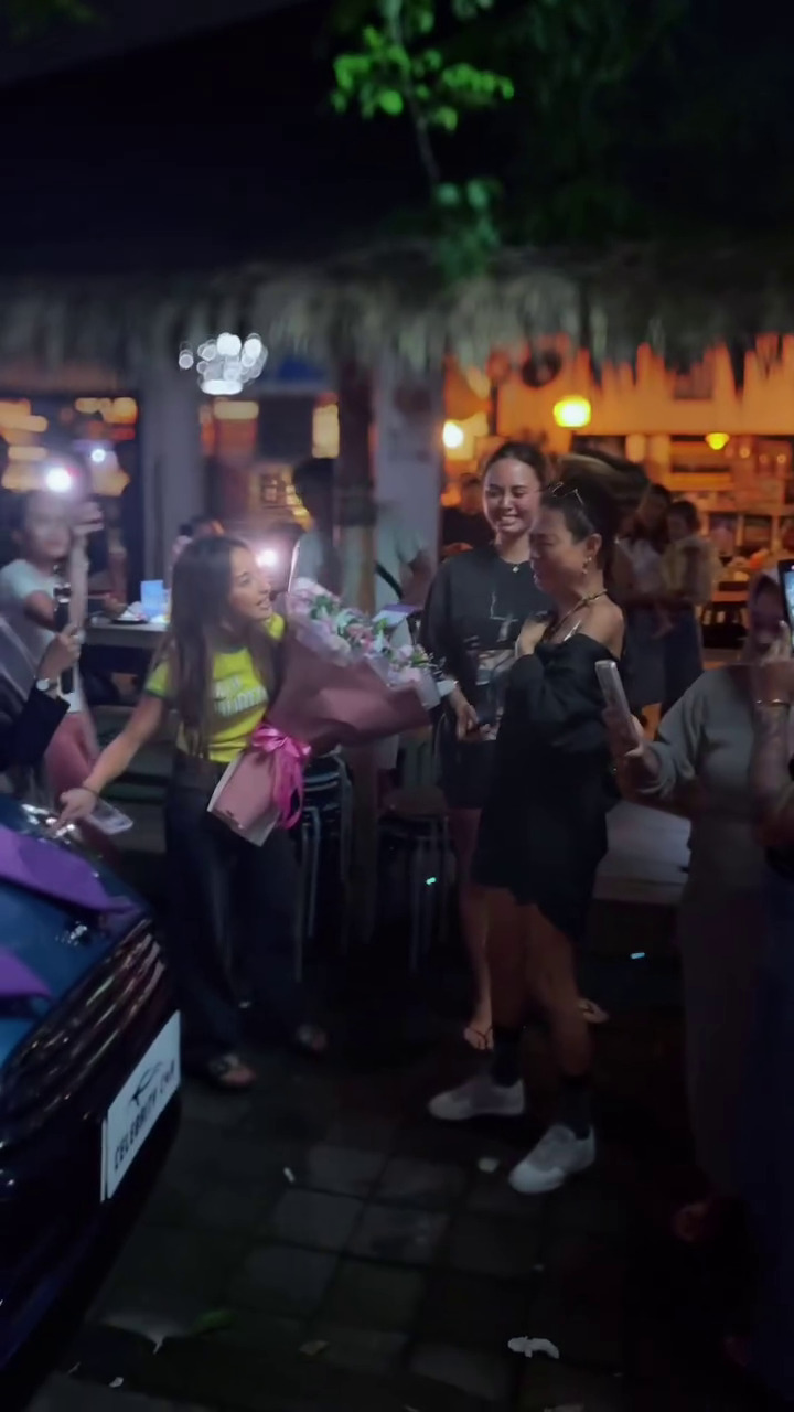 Jennifer Coppen belikan mobil mewah seharga miliaran untuk mertua, begini 9 momennya