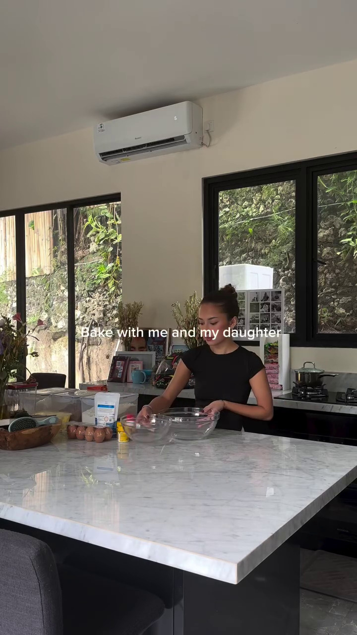 7 Potret dapur Jennifer Coppen interiornya minimalis, pemandangan jendelanya bikin salfok