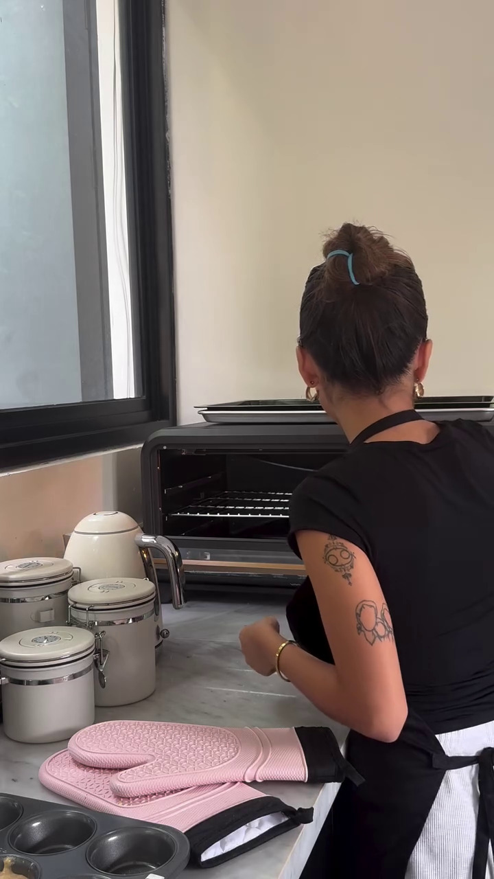 7 Potret dapur Jennifer Coppen interiornya minimalis, pemandangan jendelanya bikin salfok