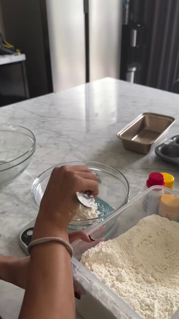 7 Potret dapur Jennifer Coppen interiornya minimalis, pemandangan jendelanya bikin salfok