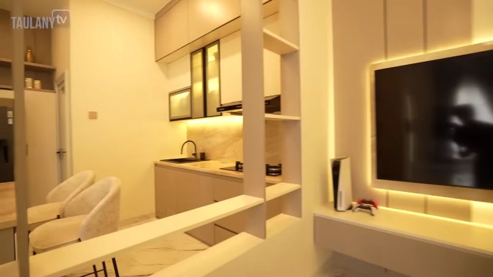Beli rumah baru, 9 potret dapur Ebel Cobra segaris dengan ruang TV cocok buat ide desain hunian mungil